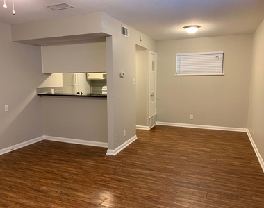 303 W 40th St - Photo Thumbnail 1