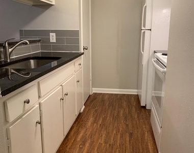 303 W 40th St - Photo Thumbnail 2