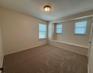 640 New Country Rd - Photo Thumbnail 11