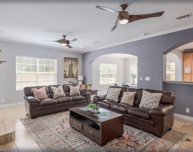 901 W Mary St - Photo Thumbnail 1