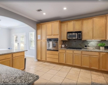 901 W Mary St - Photo Thumbnail 4