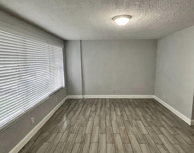 4413 Moncrief Road W - Photo Thumbnail 3