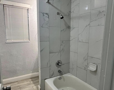 4413 Moncrief Road W - Photo Thumbnail 16