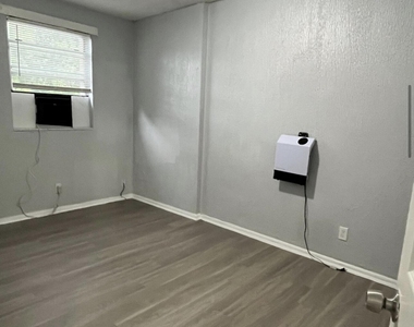 4413 Moncrief Road W - Photo Thumbnail 10