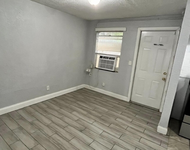 4413 Moncrief Road W - Photo Thumbnail 4
