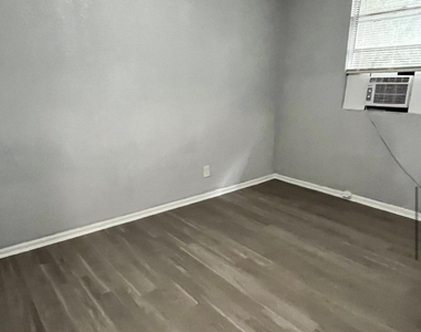 4413 Moncrief Road W - Photo Thumbnail 12