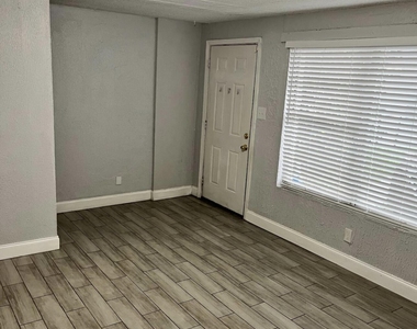 4413 Moncrief Road W - Photo Thumbnail 8
