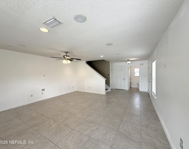 104 Crete Court - Photo Thumbnail 11