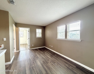 104 Crete Court - Photo Thumbnail 12