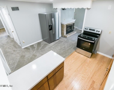 284 E 47th Street - Photo Thumbnail 6