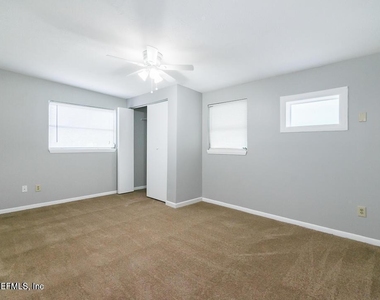 284 E 47th Street - Photo Thumbnail 2