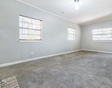 284 E 47th Street - Photo Thumbnail 9