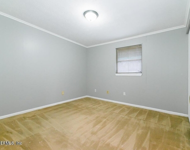 284 E 47th Street - Photo Thumbnail 12