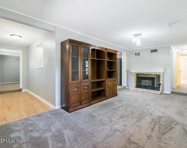 284 E 47th Street - Photo Thumbnail 3