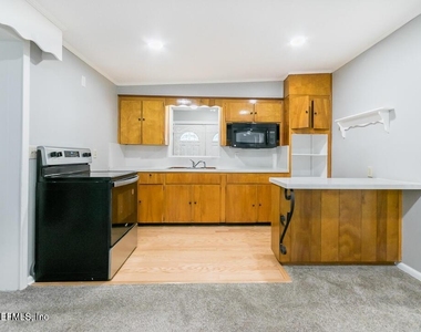 284 E 47th Street - Photo Thumbnail 1