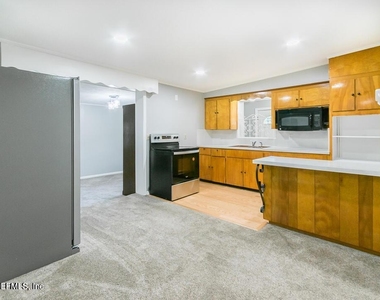 284 E 47th Street - Photo Thumbnail 7