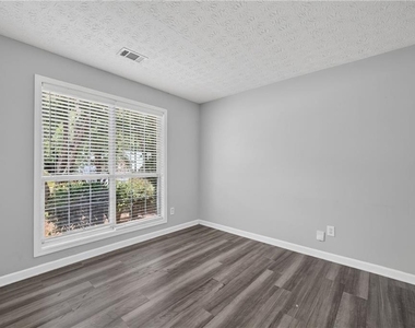 530 Sterling Pointe Court - Photo Thumbnail 3