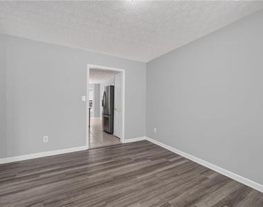 530 Sterling Pointe Court - Photo Thumbnail 5
