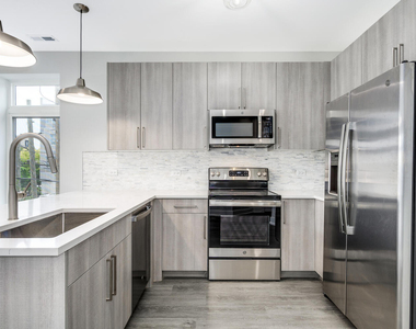 825 E 61st Street - Photo Thumbnail 3