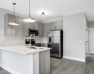 825 E 61st Street - Photo Thumbnail 4
