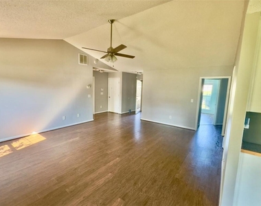 211 Lucas Way - Photo Thumbnail 8
