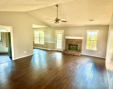 211 Lucas Way - Photo Thumbnail 7