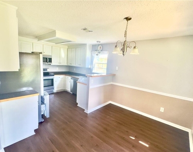 211 Lucas Way - Photo Thumbnail 3