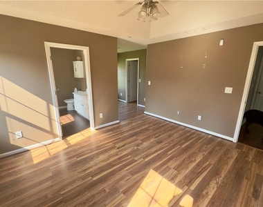211 Lucas Way - Photo Thumbnail 10