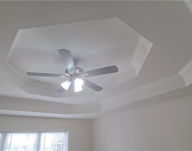 1050 Hillary Lane - Photo Thumbnail 12