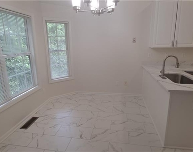 1050 Hillary Lane - Photo Thumbnail 5