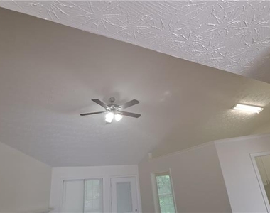 1050 Hillary Lane - Photo Thumbnail 8