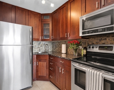 2728 N Hampden Court - Photo Thumbnail 5