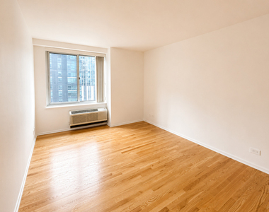211 E Ohio Street - Photo Thumbnail 7