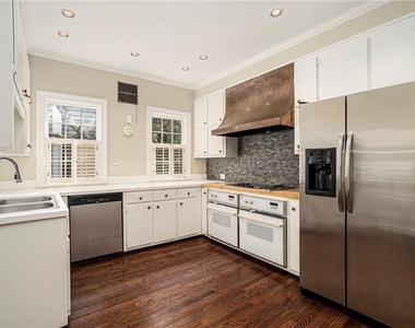 2378 Glenwood Drive Ne - Photo Thumbnail 4