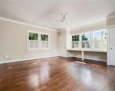 2378 Glenwood Drive Ne - Photo Thumbnail 5