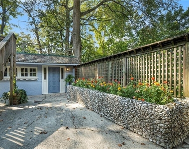 2378 Glenwood Drive Ne - Photo Thumbnail 9