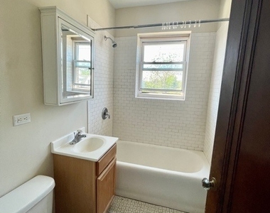 4860 N Hermitage Avenue - Photo Thumbnail 6