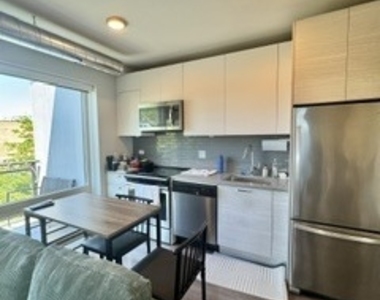 2407 W Eastwood Avenue - Photo Thumbnail 7