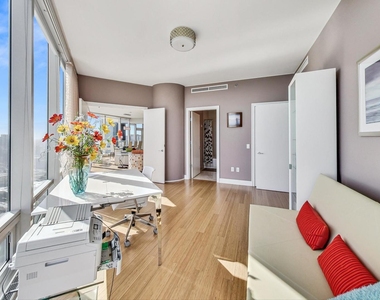 340 E Randolph Street - Photo Thumbnail 19