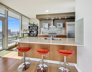 340 E Randolph Street - Photo Thumbnail 9