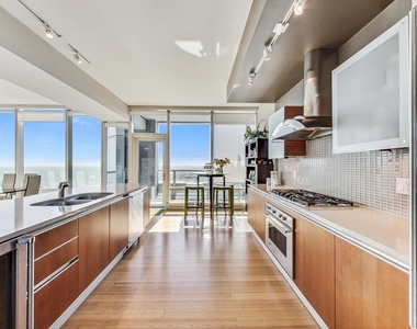 340 E Randolph Street - Photo Thumbnail 11