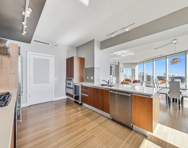 340 E Randolph Street - Photo Thumbnail 10