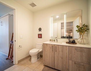 211 N Harbor Drive - Photo Thumbnail 12