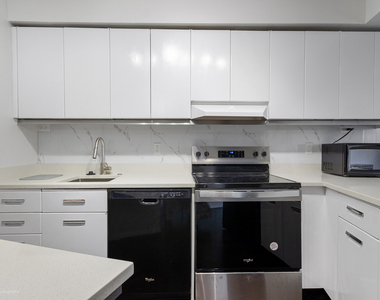 300 N State Street - Photo Thumbnail 7