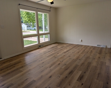 311 Stewart Drive - Photo Thumbnail 2