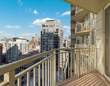 645 N Kingsbury Street - Photo Thumbnail 13