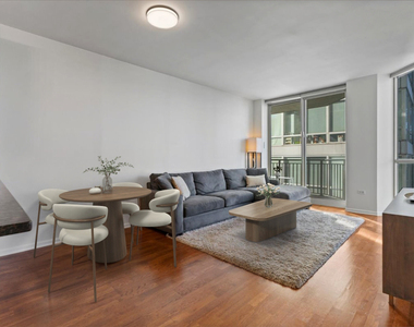 645 N Kingsbury Street - Photo Thumbnail 3