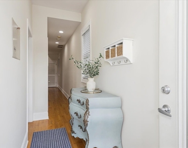 1951 W Melrose Street - Photo Thumbnail 16