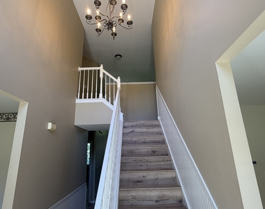 575 Capital Lane - Photo Thumbnail 4
