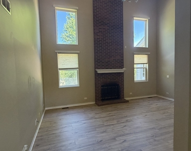 575 Capital Lane - Photo Thumbnail 8